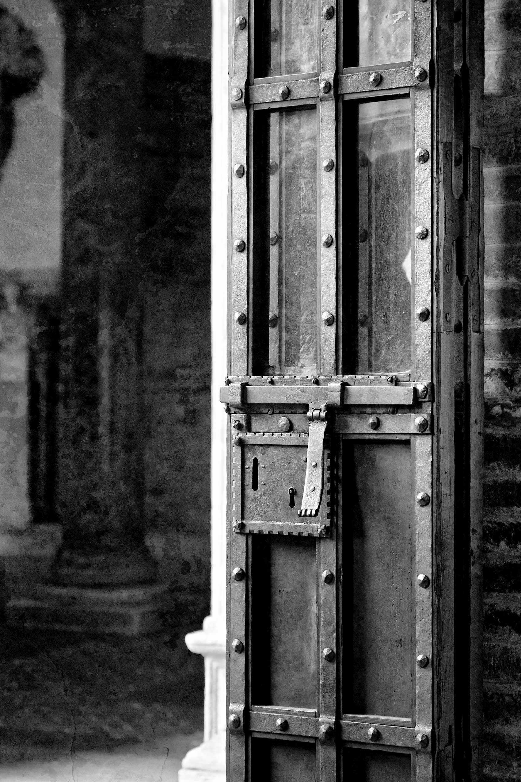 This 11th century chapel is the terminus of the early Holy Sepulcher ritual by pregnant Bolognese women and is still devotional site. Madonna Chapel
