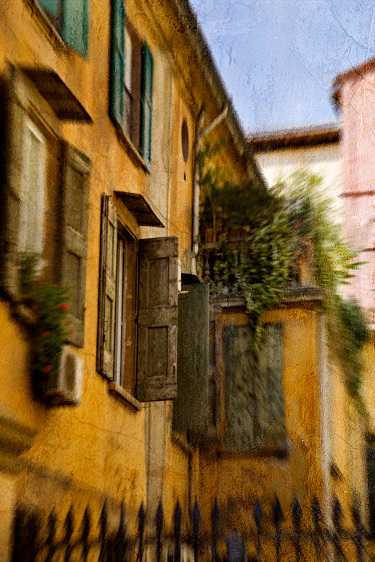 Open and Closed Via DePretti, Bologna 2007