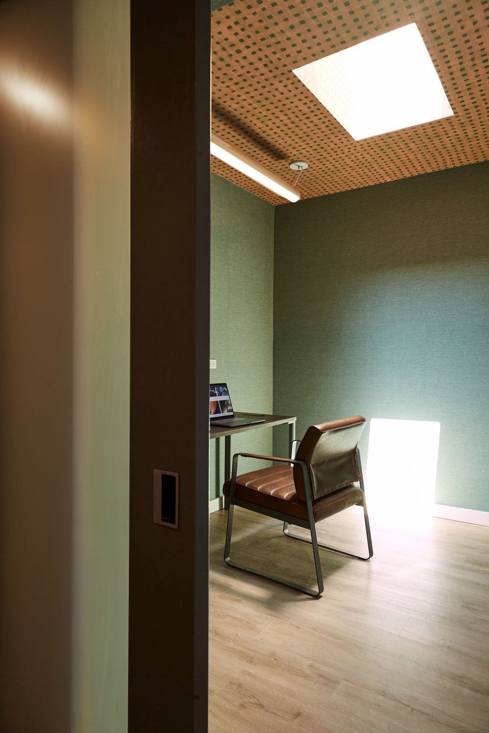 26_ZSDxAleksEva_Office.jpg