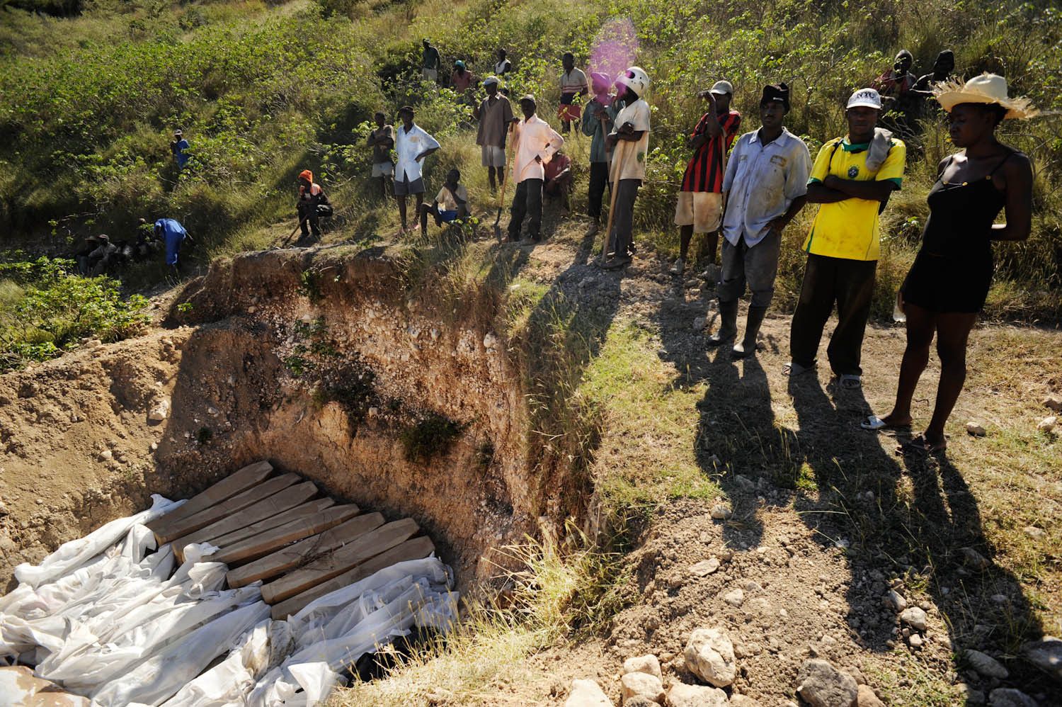 1haiti_grave_diggers_scaler_11.jpg