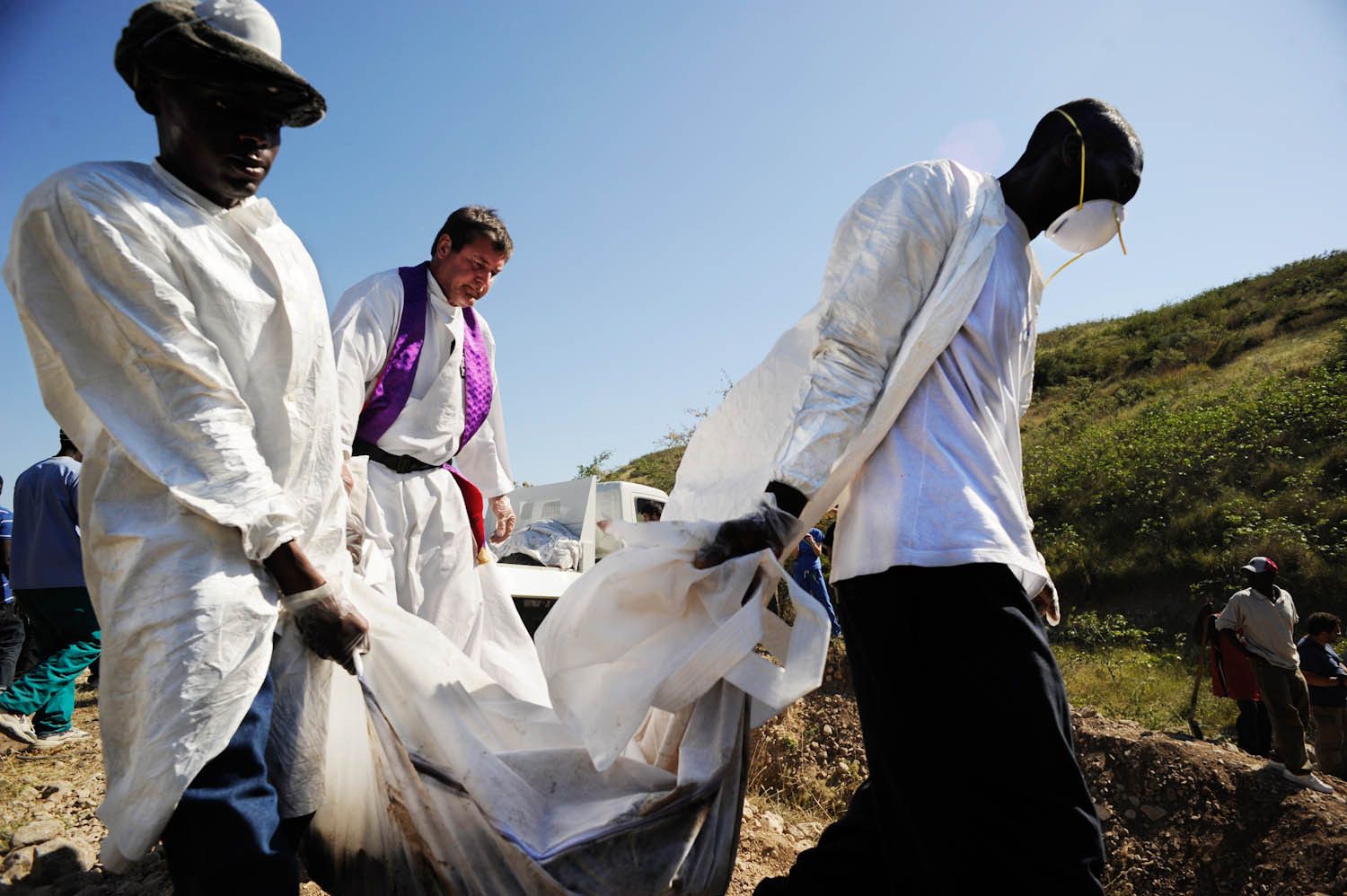 1haiti_grave_diggers_scaler_8.jpg