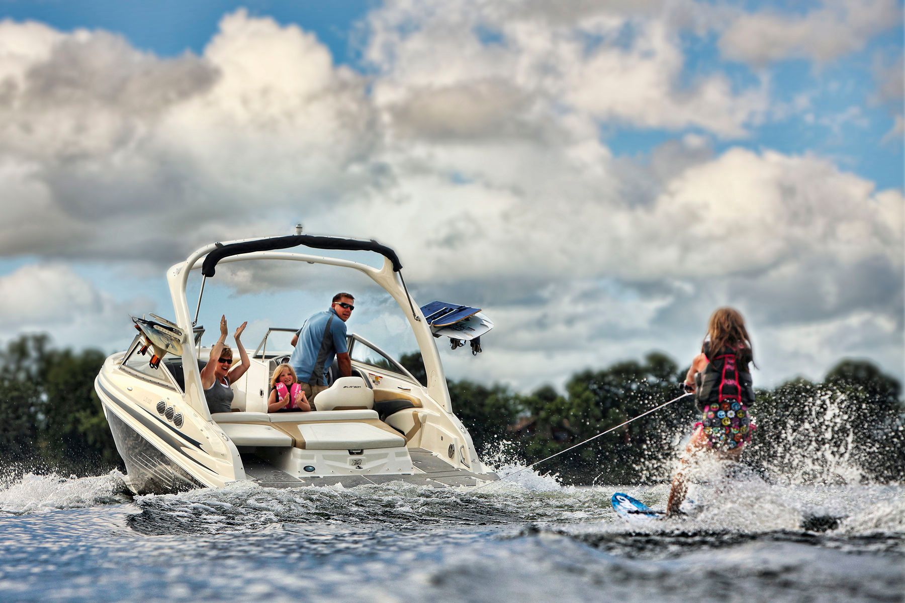 1kid_skiing_on_wf_tp_lb