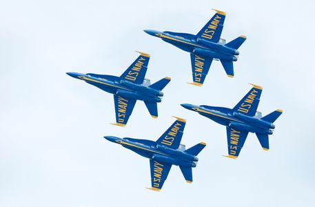 Blue Angels flying F-18 Superhornets in diamond formation