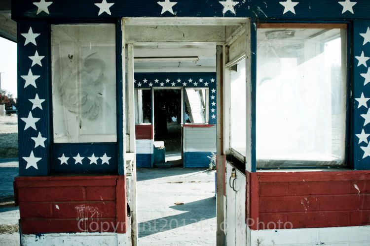 Abandoned Porterville Drive-In Movie Theater Booth-paolophoto.com/theater/booth/photo.jpg
