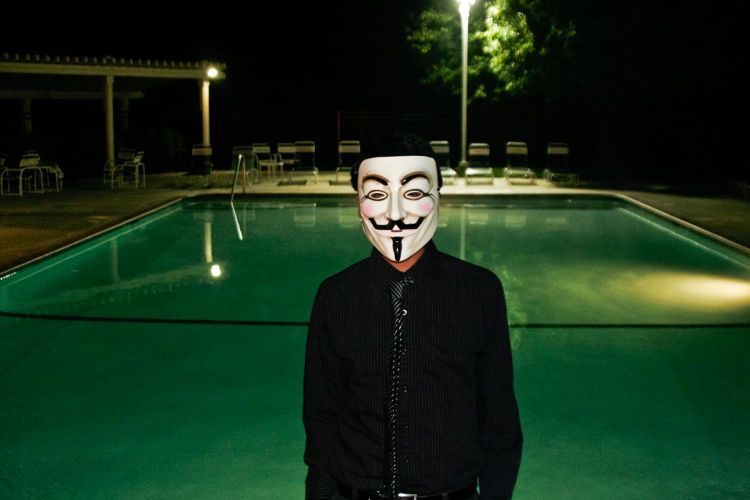 Vendetta Mask by the Pool at night-paolophoto.com/vendetta/mask/pool/photo.jpg
