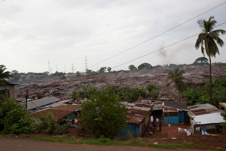 Freetown City Waste tip and the homes that have been build around its periphery. Situated a short distance from Kroo Bay Slum, plumes of smoke rise from the tip 24hrs a day and fill the air with the acrid odour of burning plastic and other household waste products. Freetown, Sierra Leone. 1sierra_leone_slum_rubbish_18.jpg