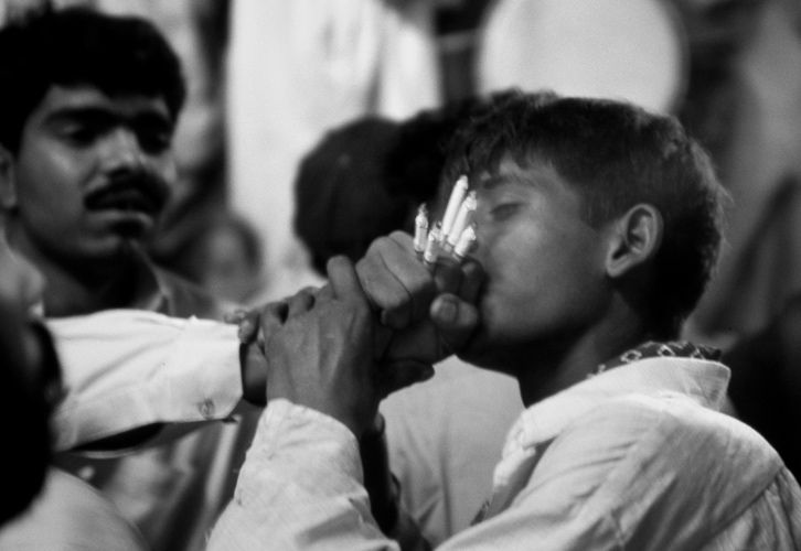 Boys smoking Marijuana during Sufi worship at Lahore Temple, Pakistan. 1pakistan_sufi_lahore_smoke.jpg