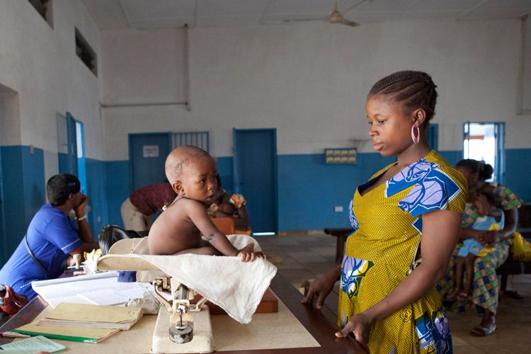 A Mother has her son weighed at the under fives feeding clinic in Freetown, Sierra Leone. 1sierra_leone_baby_weighing.jpg