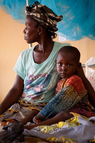 Abdul, 2 years and 9 months with his mother Isatu at Makeni Hospital. Abdul is malnourished, jaundiced and is suspected of having sickle cell anaemia. Sierra Leone. 1sierra_leone_child_health_15.jpg