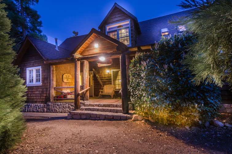 Strawberry Lodge Front Porch