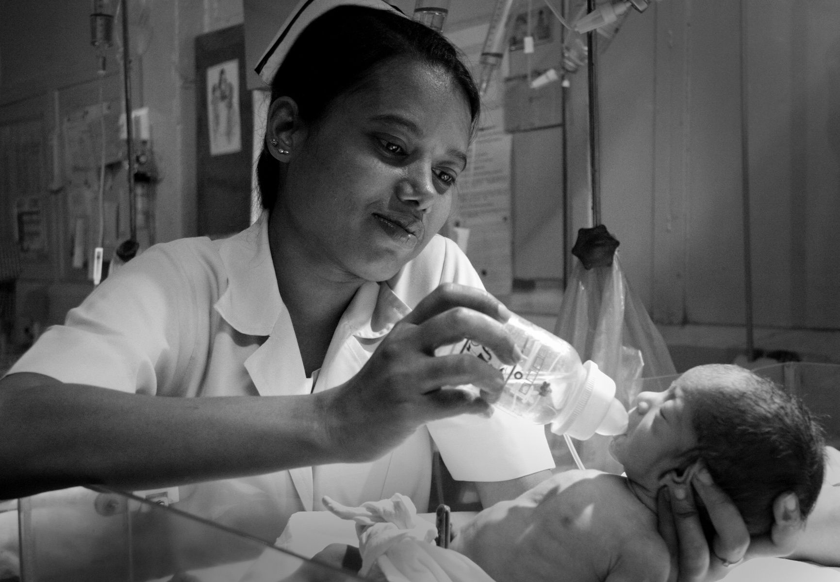 1india_nicu_nurse_with_baby