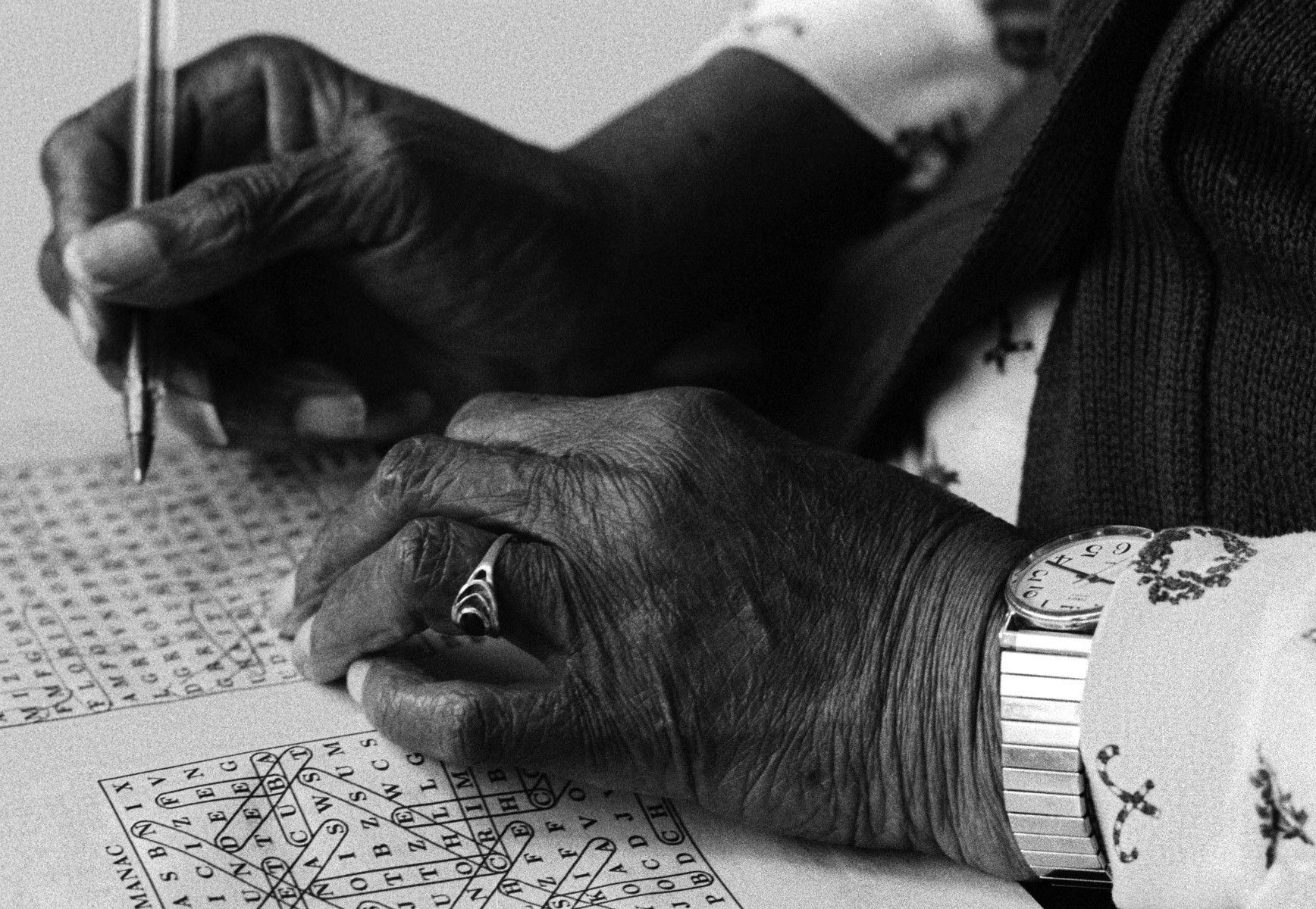 1hands_doing_word_puzzle