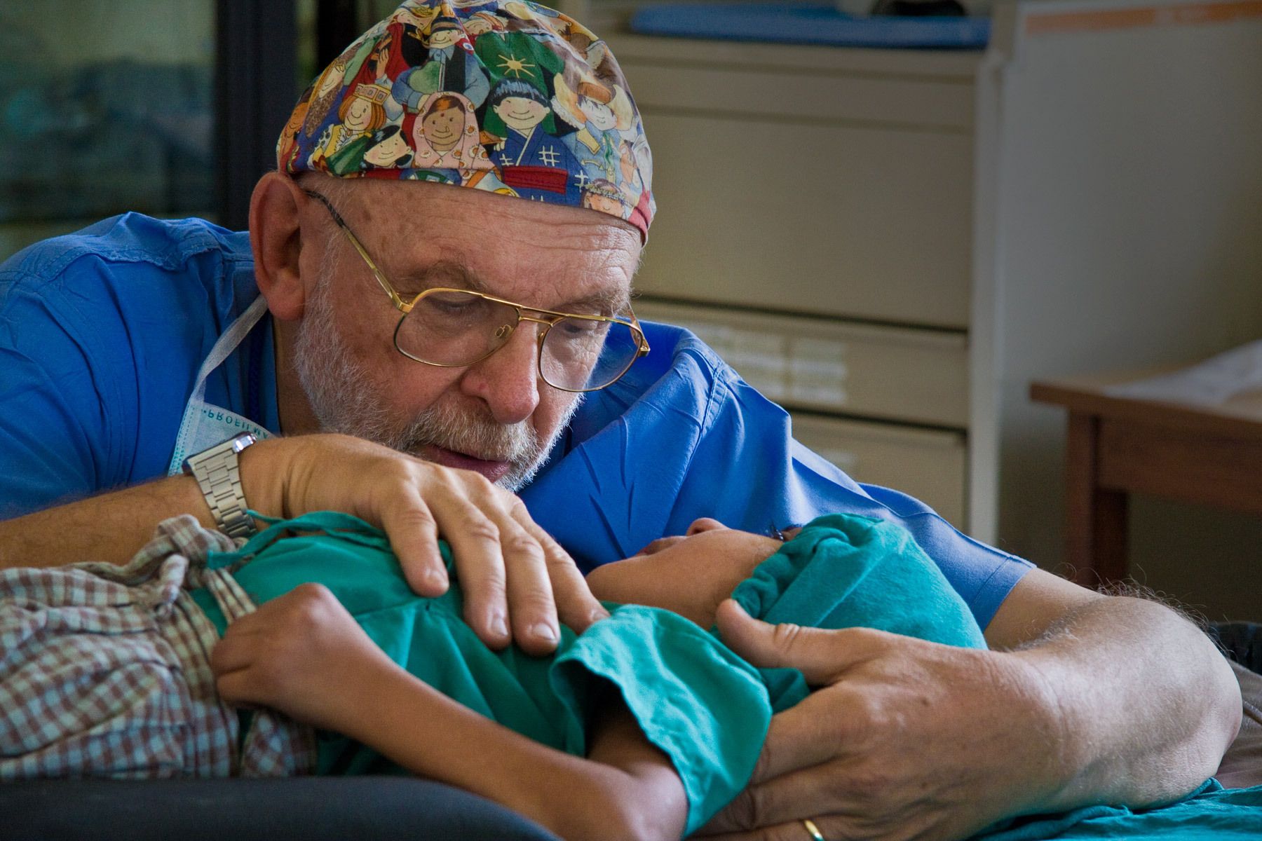 1doctor_comfort_patient_child