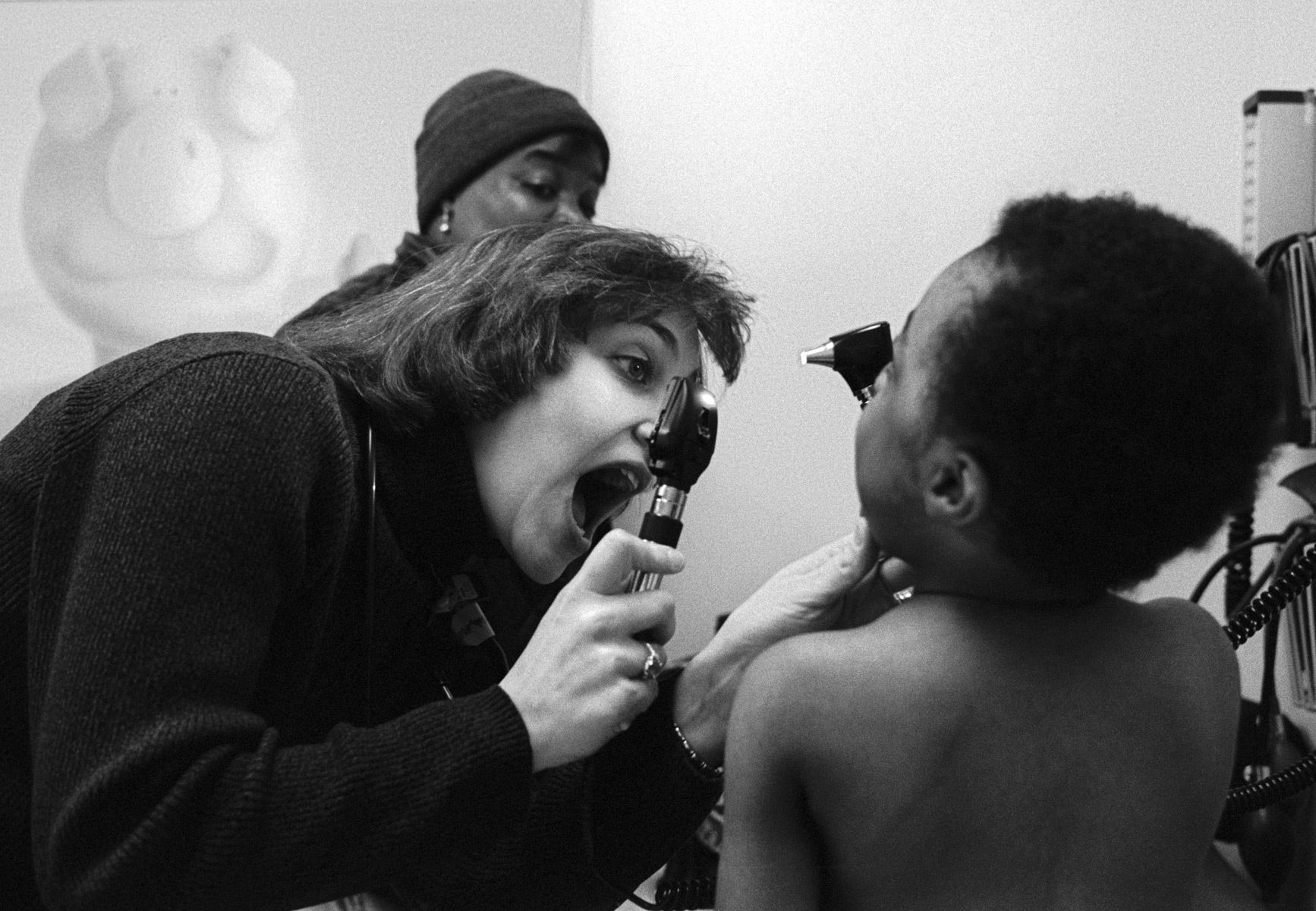 1doctor_examines_child