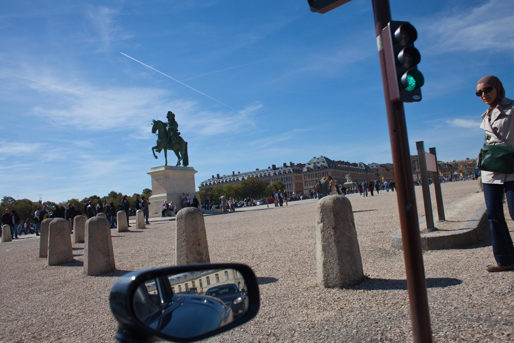 Paris-Versailles-statue-jet-trails.jpg