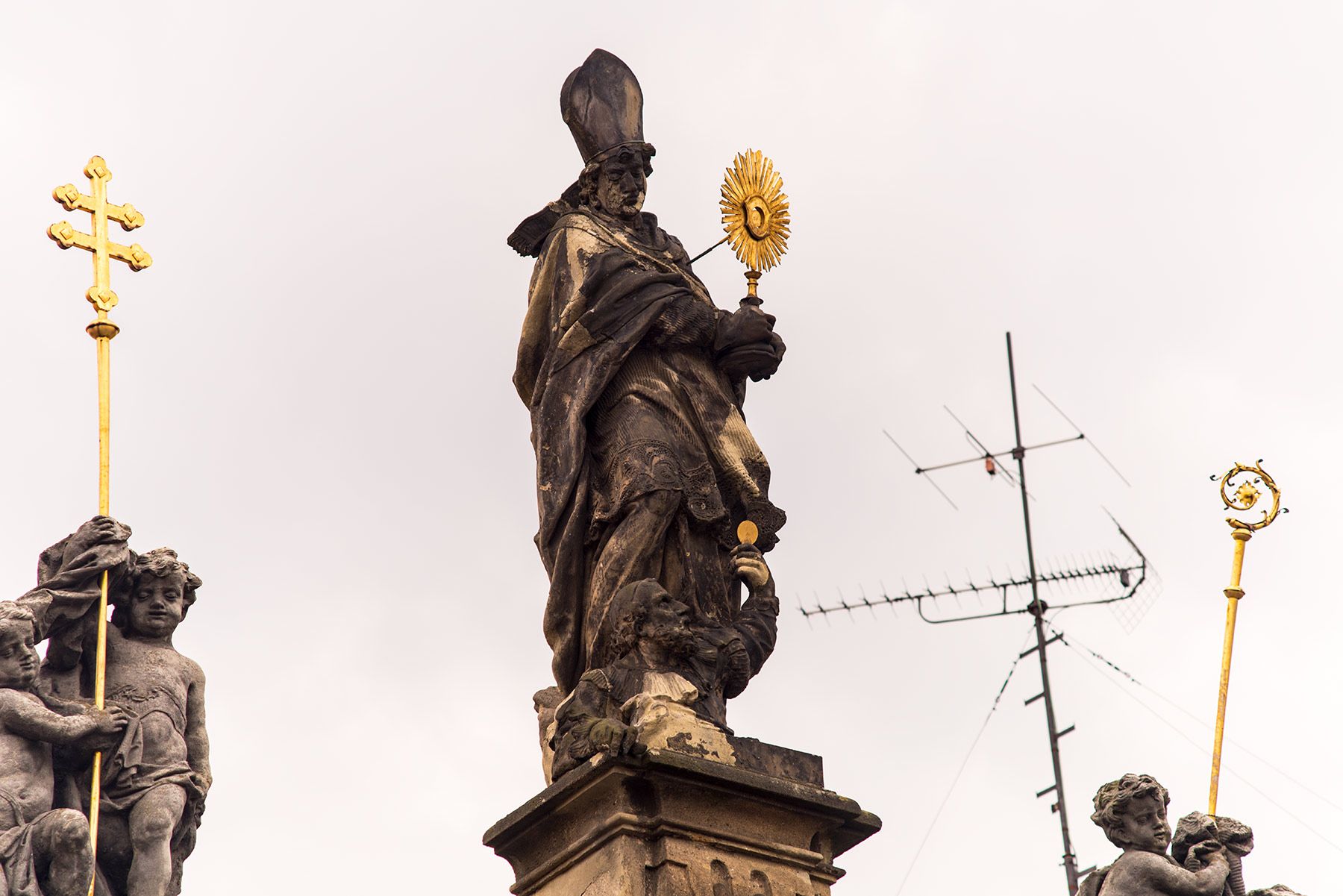 Prague-Statues-at-Monistary.jpg