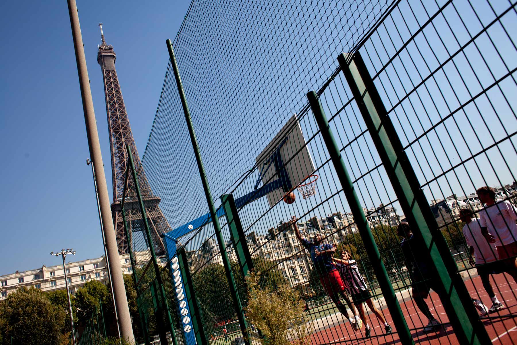 Pickup-basketball-Paris-Eiffel-Tower.jpg