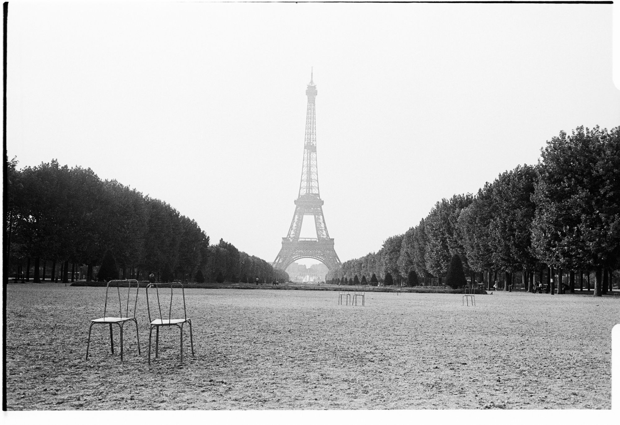 Tour Eiffel two chairs  France 1976.jpg