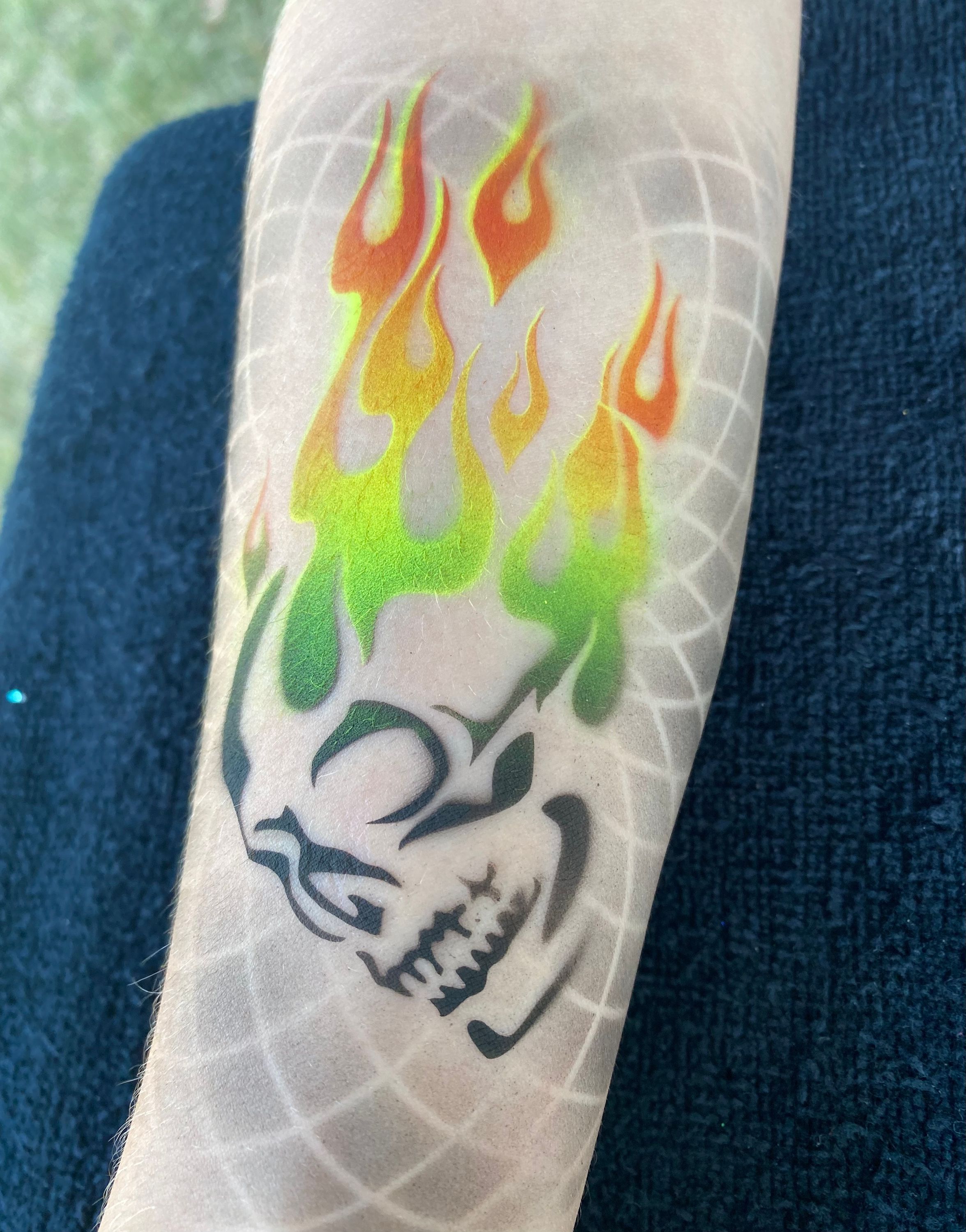 Airbrush tattoo - Flaming Skull
