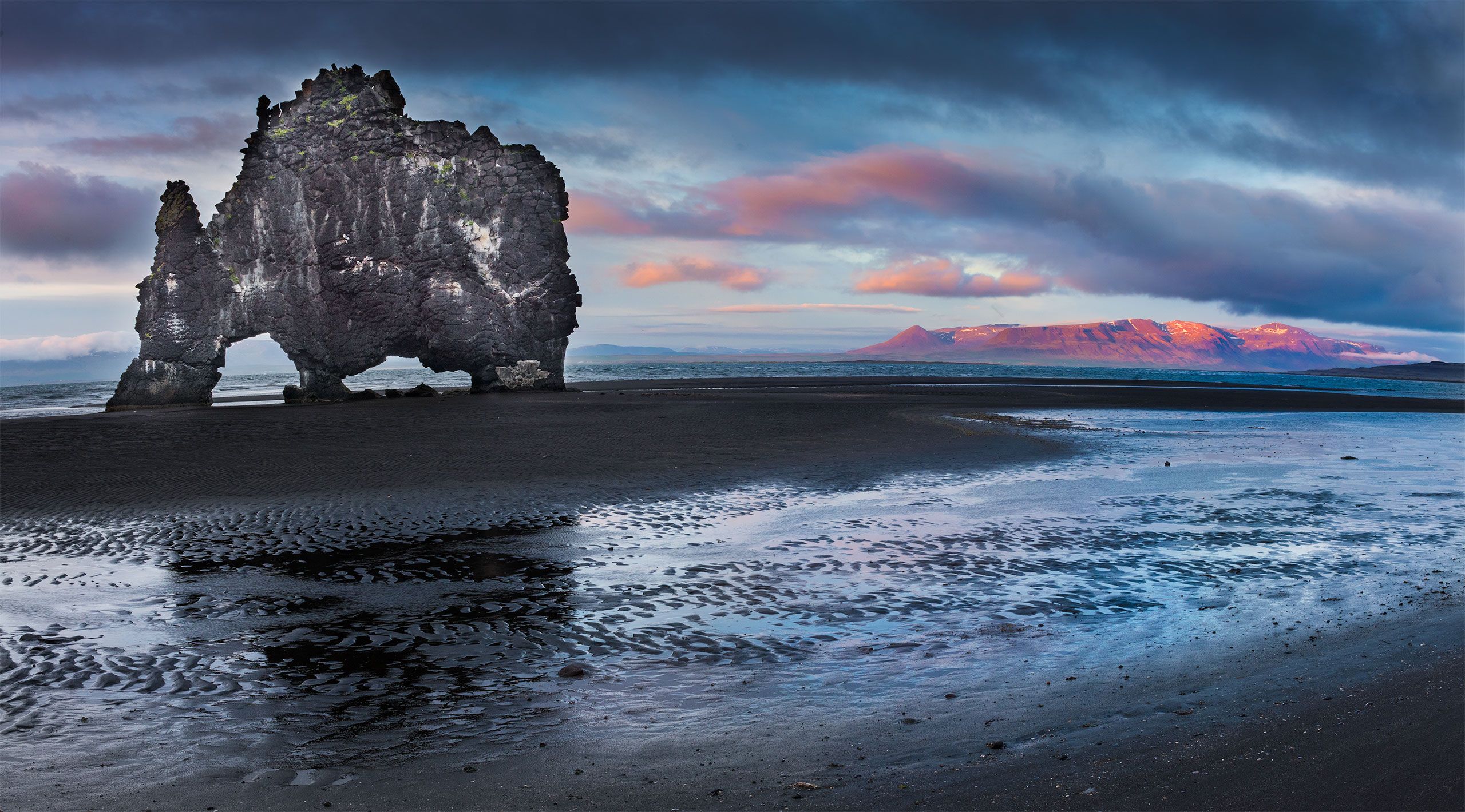 Hvítserkur Sea Stack Iceland-12-D-17-06-05-3124_25-Pano-(Hvitserkur).jpg