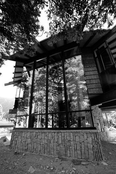 1r6318_Elliots_side_exterrior_bw