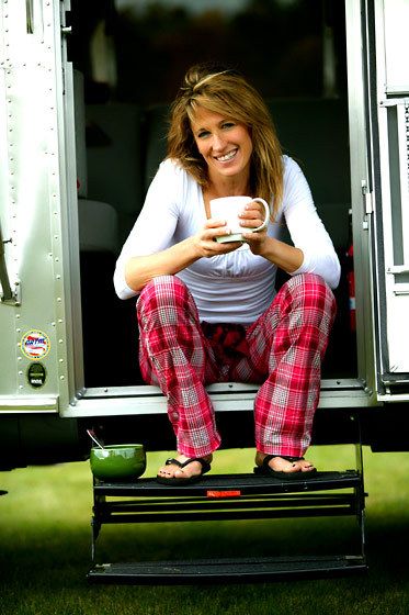 1mom_with_coffee_in_doorway