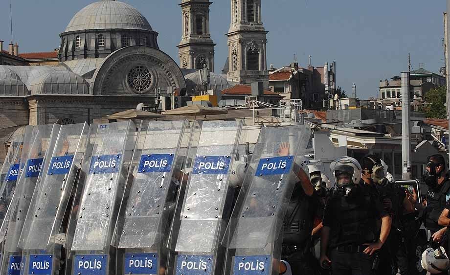Turkish police fight to regain control of Taksim Square