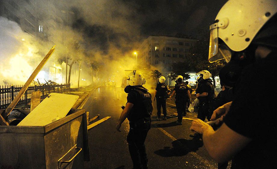 Turkish police battle anti-government protestors