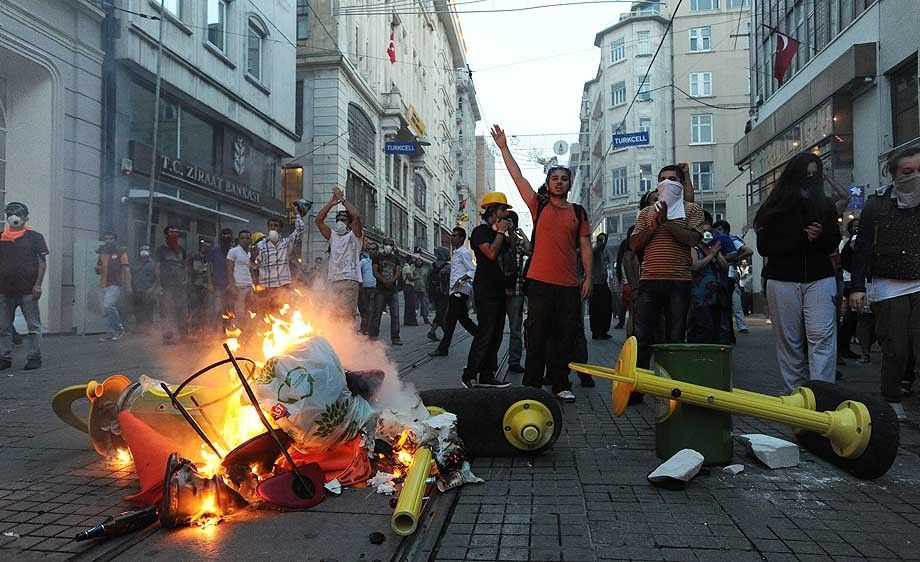 Turkish police fight anti-government protestors in Istanbul