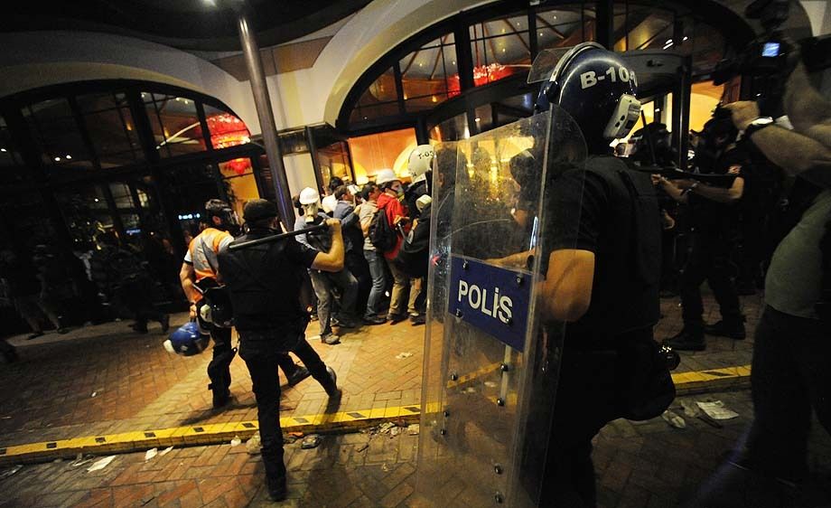 Turkish police battle anti-government protestors