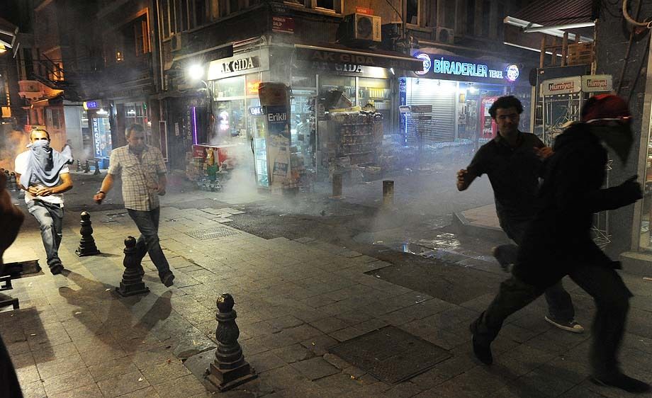 Turkish police fight anti-government protestors in Istanbul