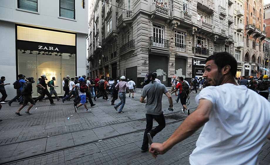 Turkish police fight anti-government protestors in Istanbul