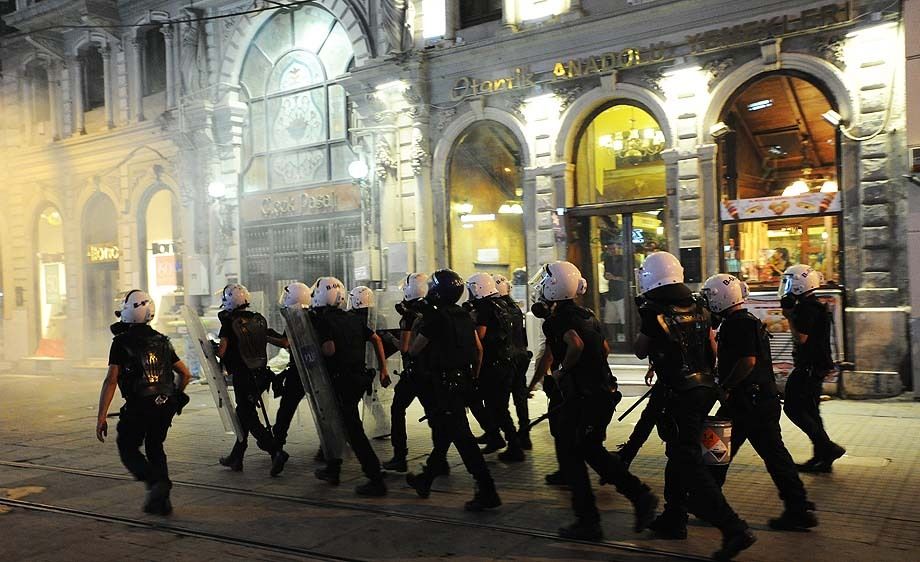 Turkish police fight anti-government protestors in Istanbul