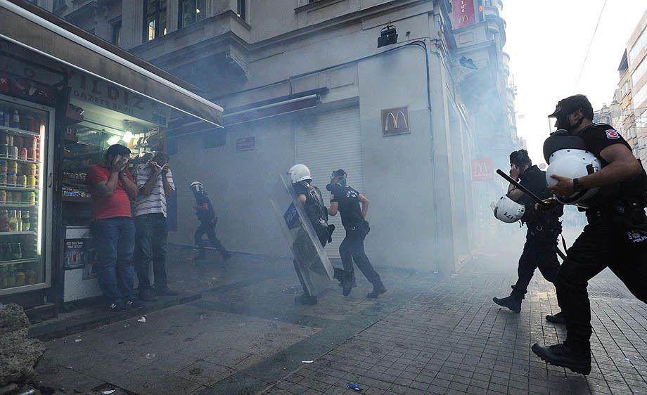 Turkish police fight anti-government protestors in Istanbul