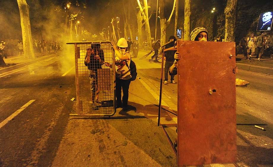 Turkish protesters battle police near Erdogan's Istanbul office