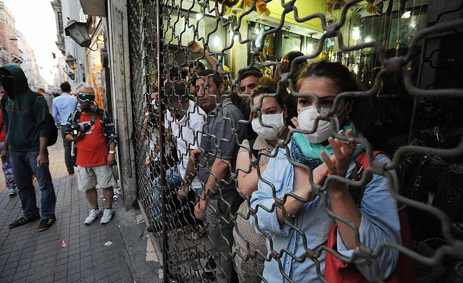 Turkish police fight anti-government protestors in Istanbul