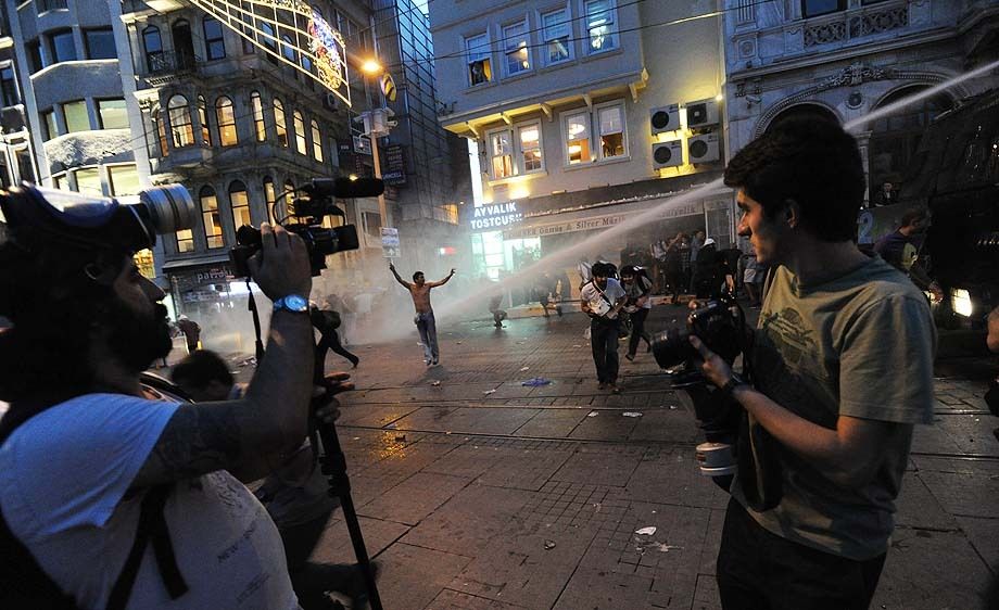 Turkish police fight anti-government protestors in Istanbul