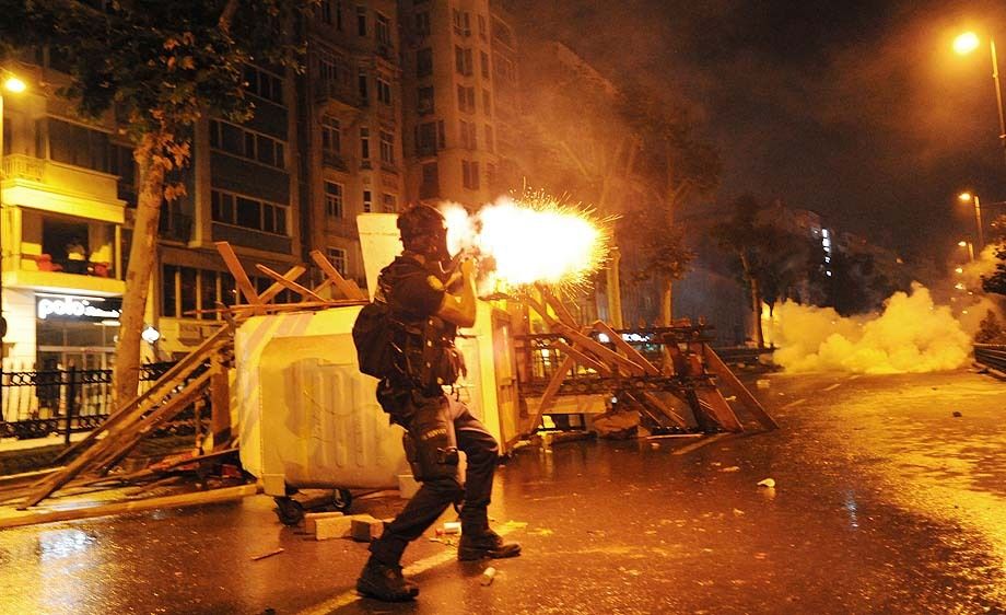 Turkish police battle anti-government protestors