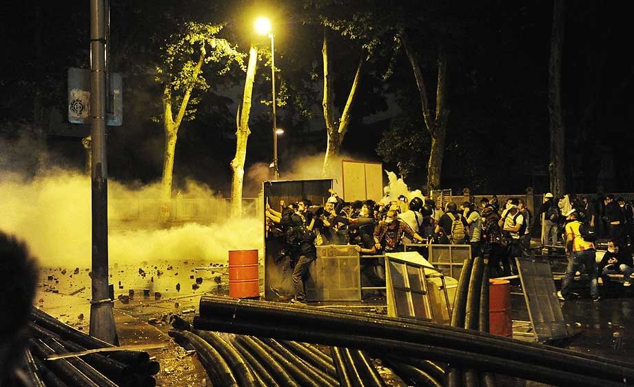 Turkish protesters battle police near Erdogan's Istanbul office