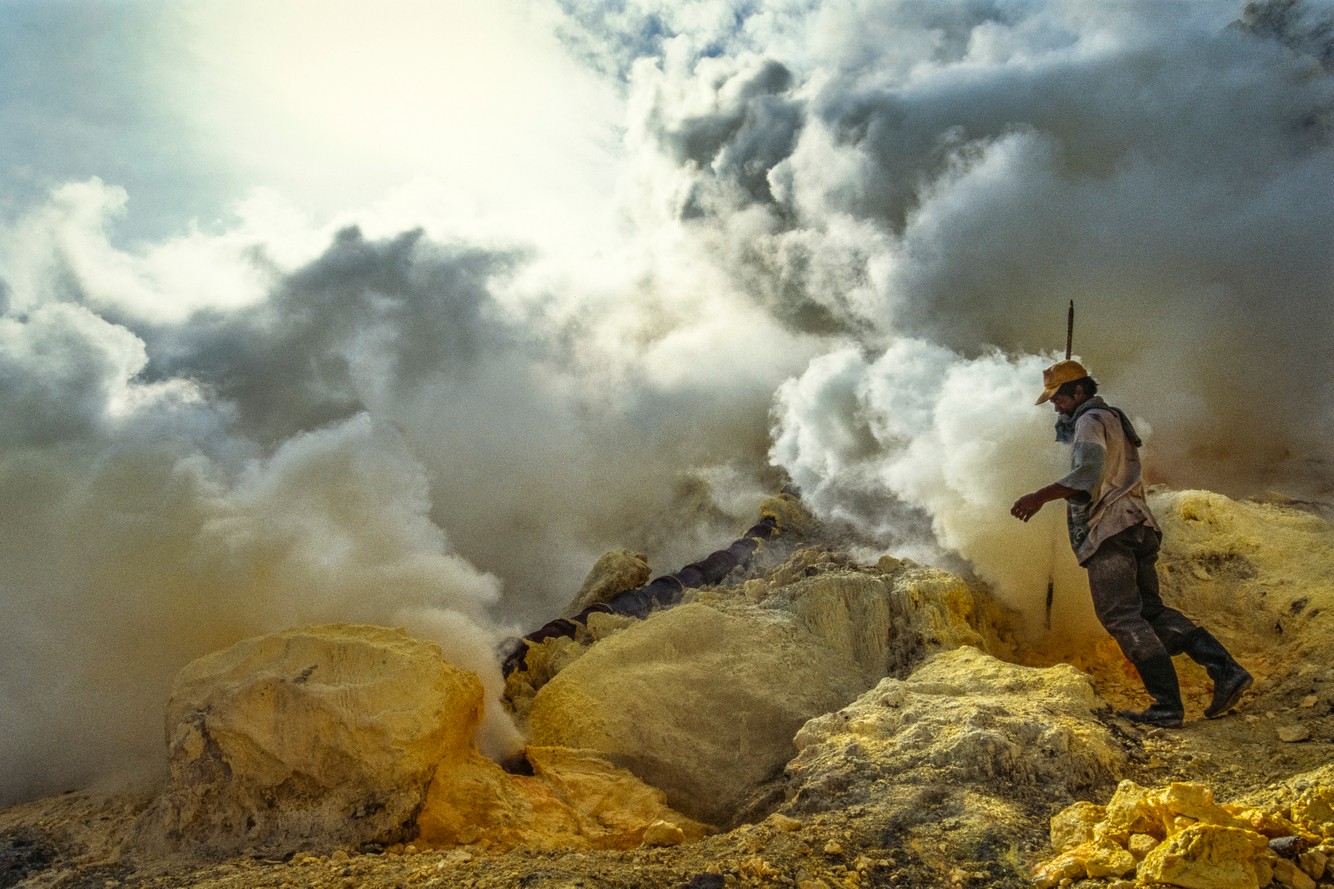 Sulfur mining. Ijen, Indonesia INDONESIA.Sulphur__003.jpg