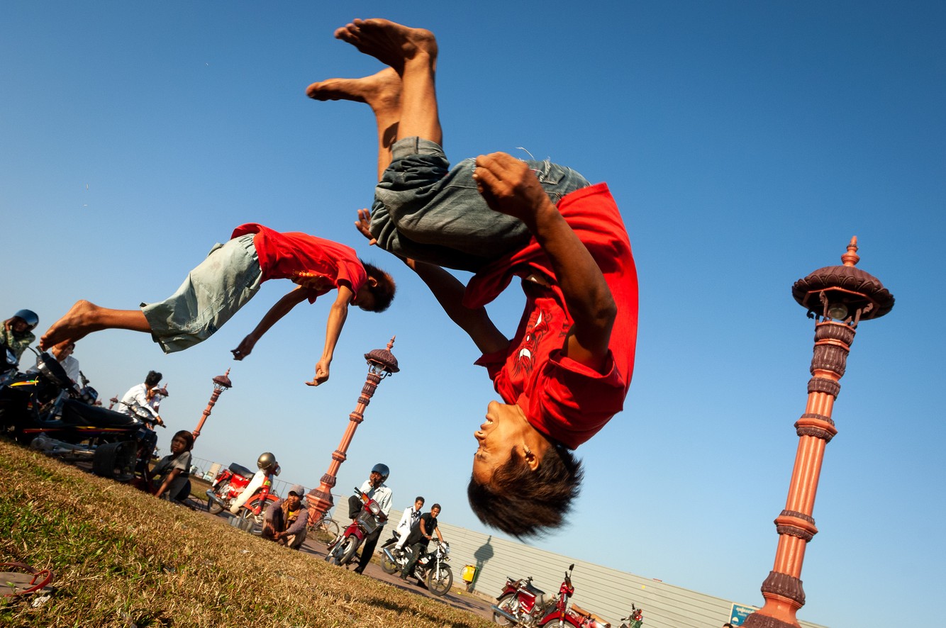 Break dancers. Phnom Penh, Cambodia tiny.toones_43.jpg