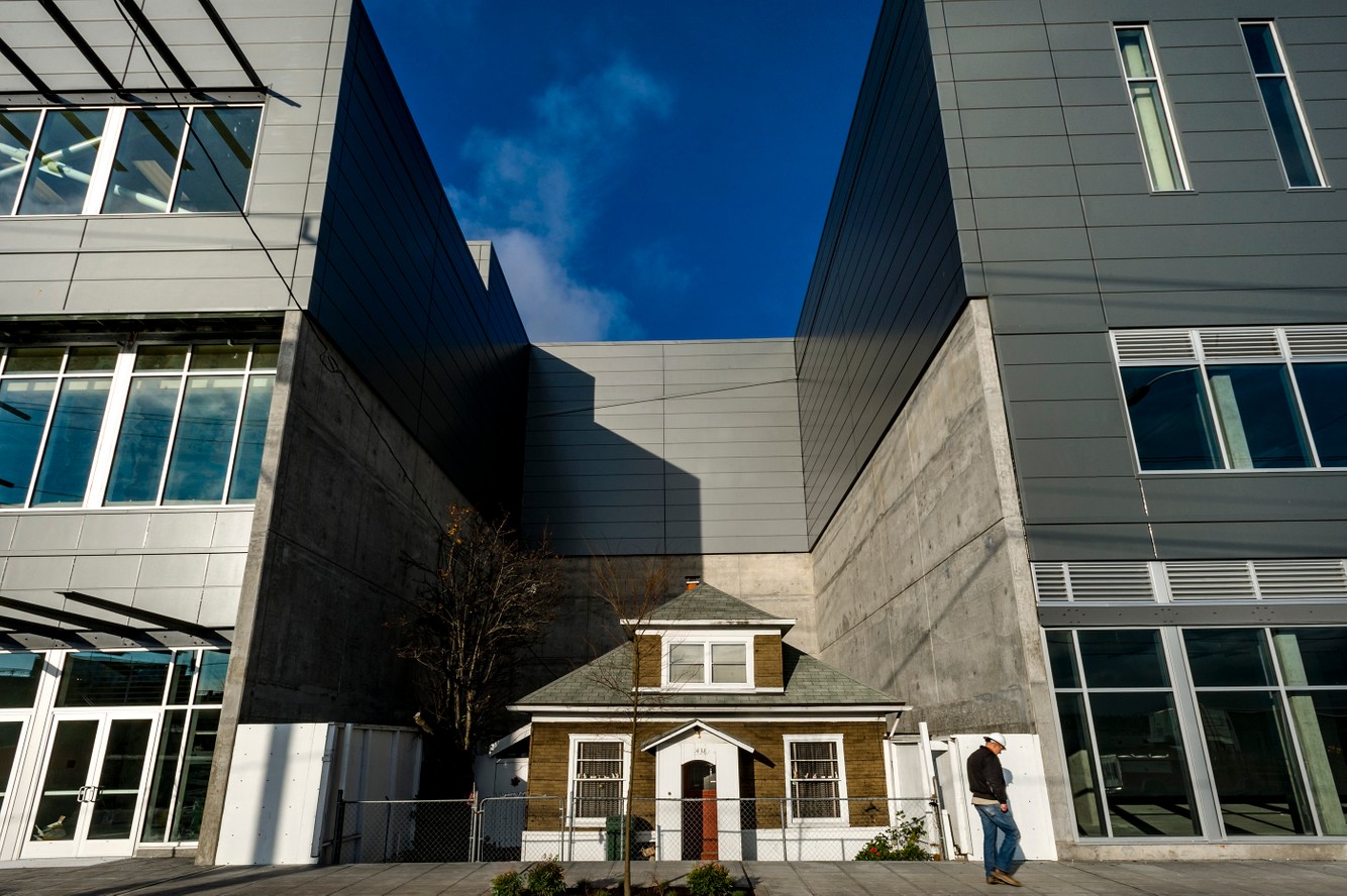 Edith Macefield fights developers. Seattle, WA macefield.house.seattle_01.jpg