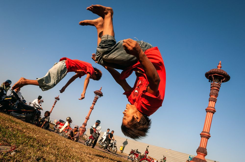 Break dancers. Phnom Penh, Cambodia tiny.toones_43-2.jpg