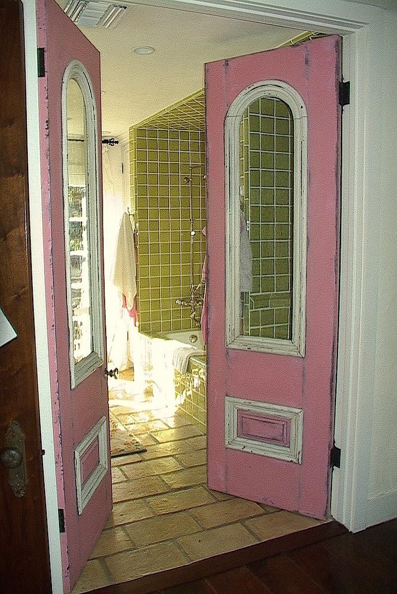 1v_pink_door_open