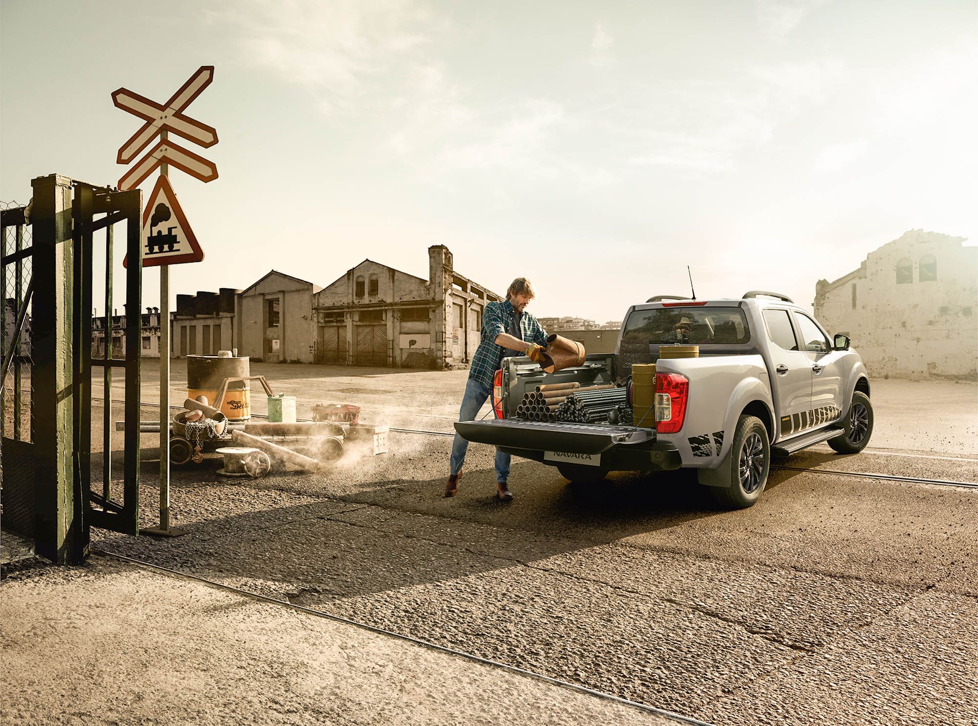 Nissan_Navara FC_Loading_r6.jpg