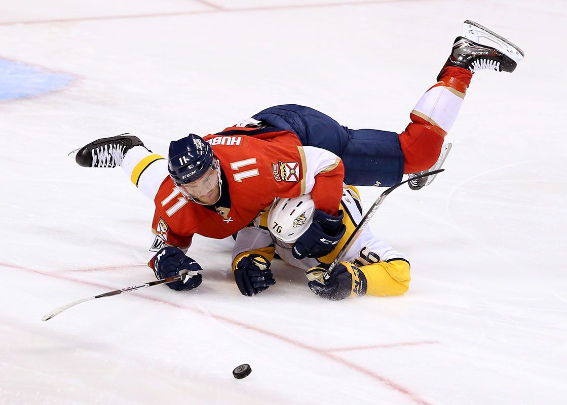 Panthers vs Predators: battle for the puck.