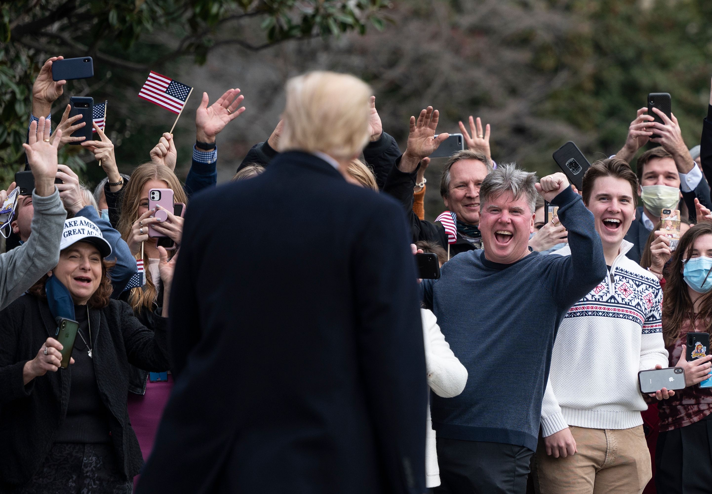Supporters cheer as US President Donald Trump departs the White House. 8WZ77F.jpg