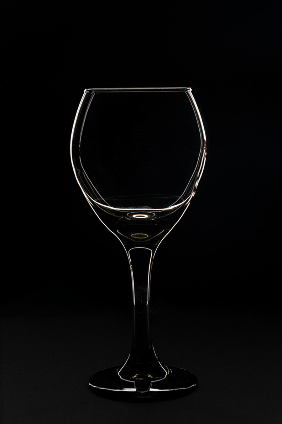 wine-glass-dark-field-illumination-product-photography