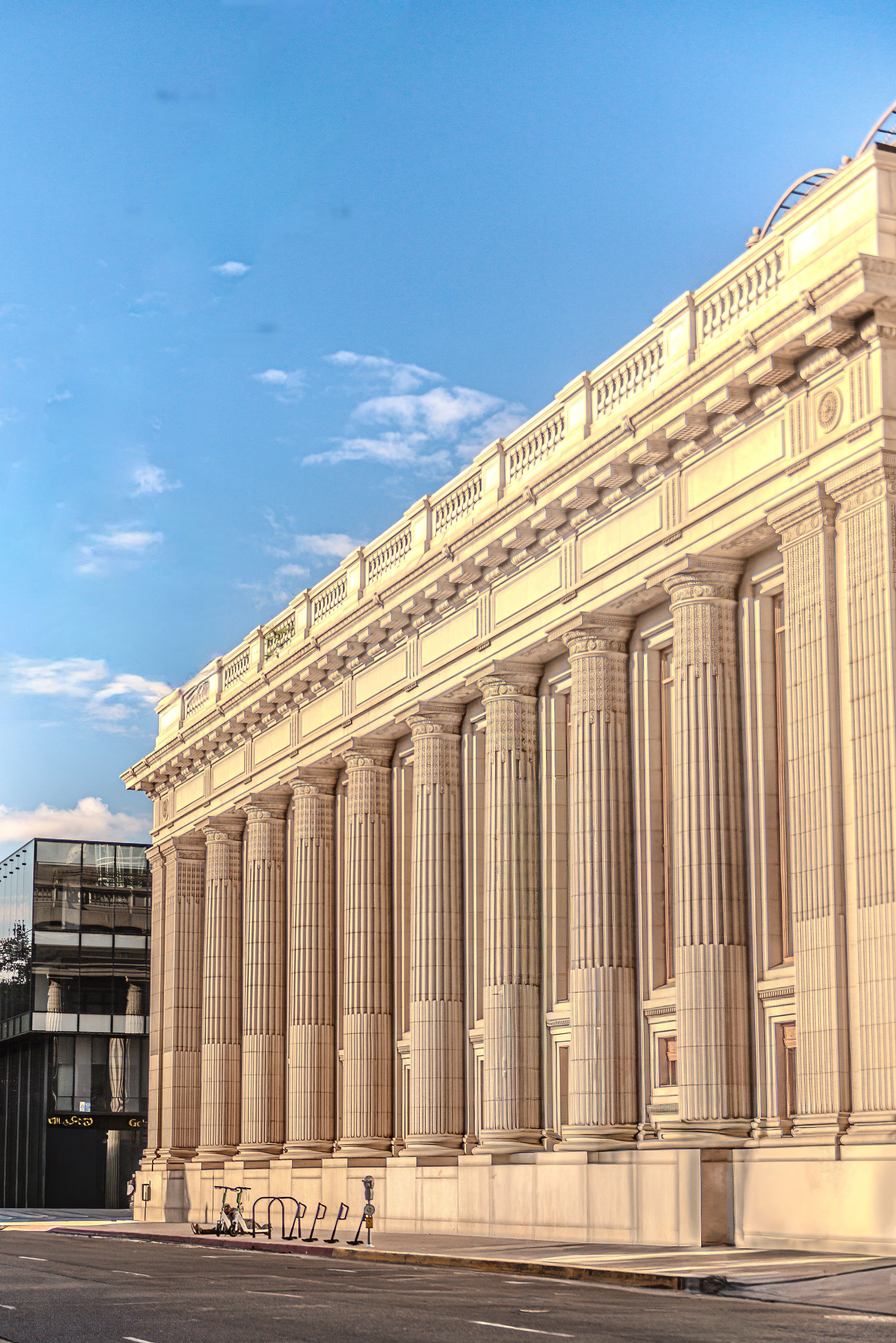 D.O. Mills Bank Building: Neoclassical Facade on 7th Street