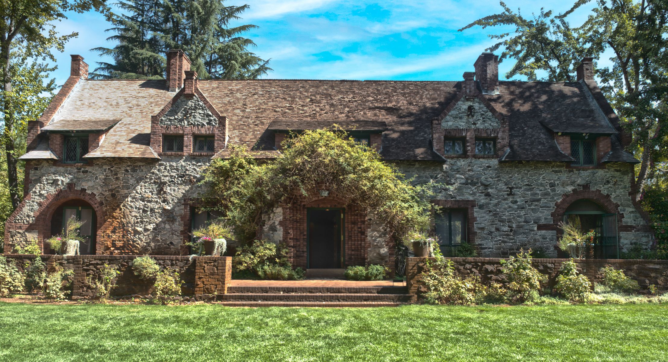 The Bourne Cottage Facade